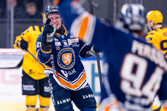 Växjös Dennis Rasmussen jublar
