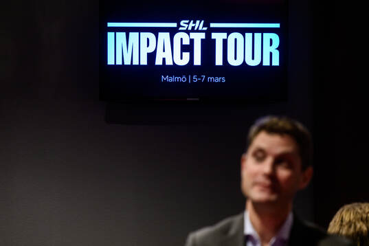 Skylt med texten SHL Impact Tour vid en nätverkssession