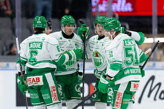 Rögles Paul Ladue jublar med lagkamrater