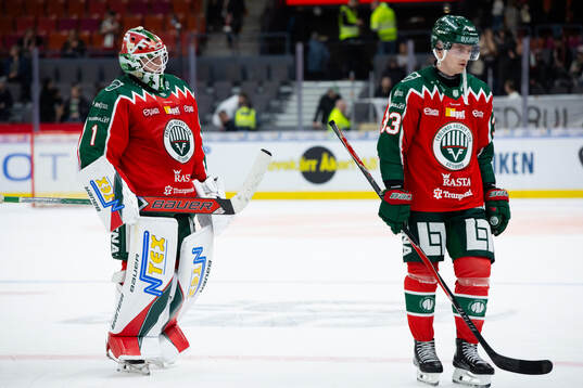 Frölundas målvakt Lars Johansson och Linus Högberg deppar