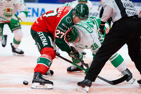 Frölundas Theodor Niederbach tekar mot Rögles Anton