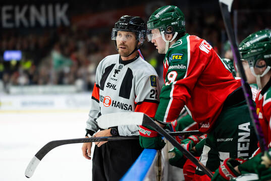 Domare Andreas Harnebring och Frölundas Linus Weissbach