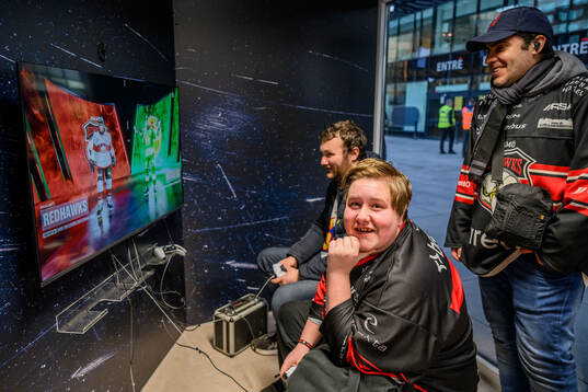 Besökare spelar TV-spel i samband med SHL Impact Tour