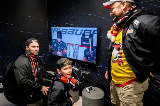 Besökare spelar TV-spel i samband med SHL Impact Tour