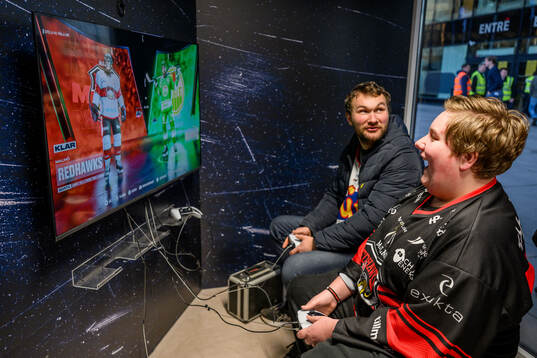 Besökare spelar TV-spel i samband med SHL Impact Tour