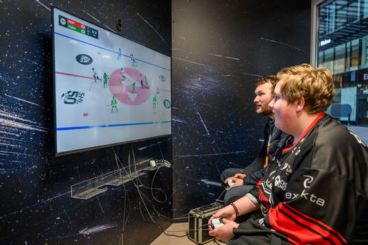 Besökare spelar TV-spel i samband med SHL Impact Tour