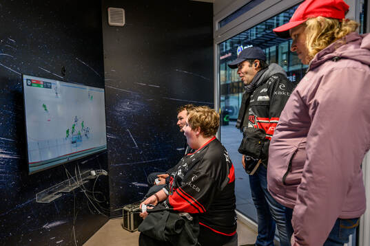 Besökare spelar TV-spel i samband med SHL Impact Tour