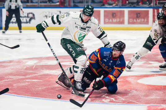 Färjestads Per Åslund och Malmö Redhawks Carl Persson