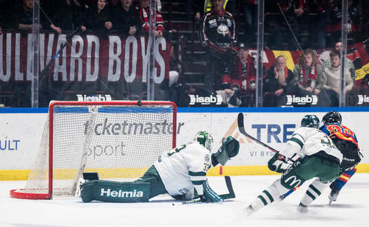 Färjestads målvakt Emil Larmi och Malmö Redhawks Carl