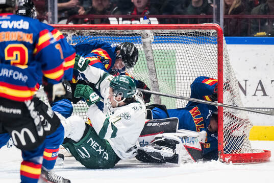 Färjestads Viktor Lodin och Malmö Redhawks målvakt Marek