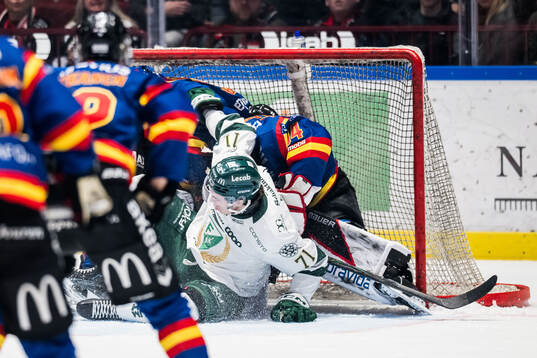Färjestads Viktor Lodin och Malmö Redhawks målvakt Marek