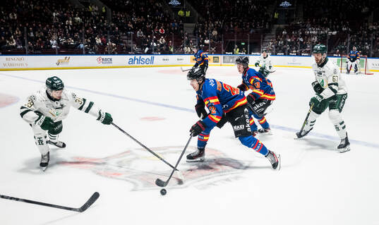 Färjestads Luke Philp och Malmö Redhawks Janne Kuokkanen