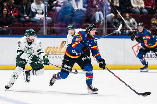 Färjestads Axel Bergkvist och Malmö Redhawks Carl Persson