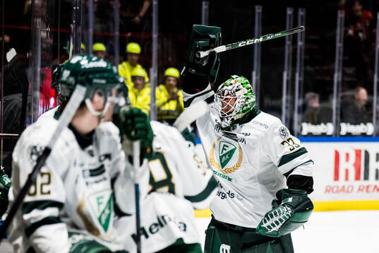 Färjestads målvakt Emil Larmi deppar