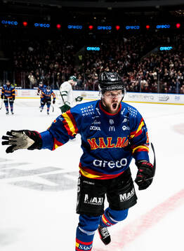 Malmö Redhawks Carl Persson jublar