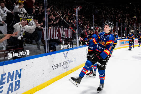 Malmö Redhawks Kalle Hemström jublar