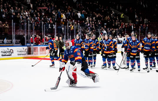 Malmö Redhawks målvakt Oskar Blomgren jublar