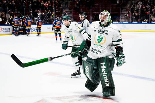 Färjestads målvakt Emil Larmi deppar