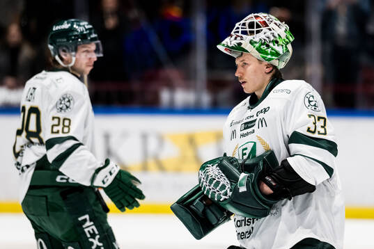 Färjestads målvakt Emil Larmi deppar