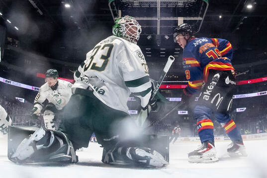 Färjestads målvakt Emil Larmi och Malmö Redhawks Petter