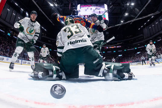 Färjestads Adam Ollas Mattsson och målvakt Emil Larmi