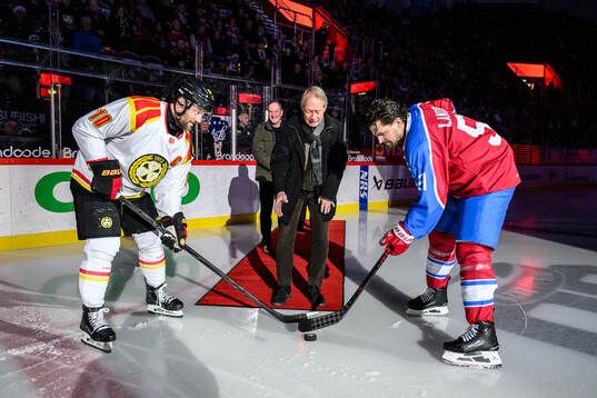 Brynäs Johan Larsson och Timrås Anton Lander tekar och