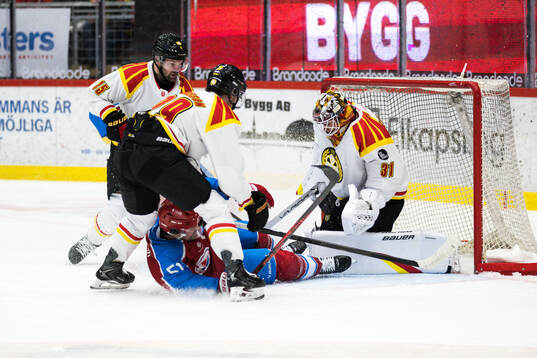 Timrås Anton Lander och Brynäs målvakt Erik Källgren