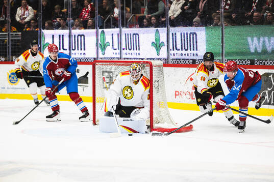 Brynäs målvakt Erik Källgren och Simon Bertilsson och