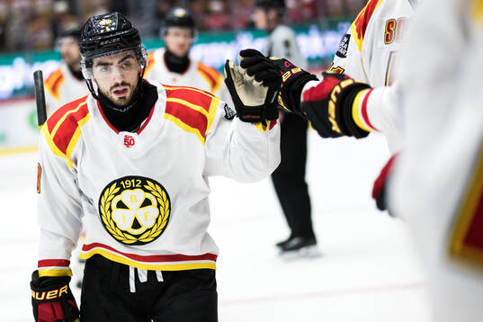 Brynäs Bobby Trivigno jublar