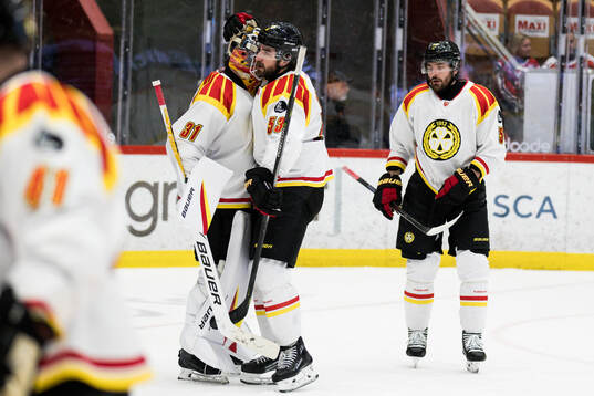 Brynäs målvakt Erik Källgren och Luke Witkowski jublar