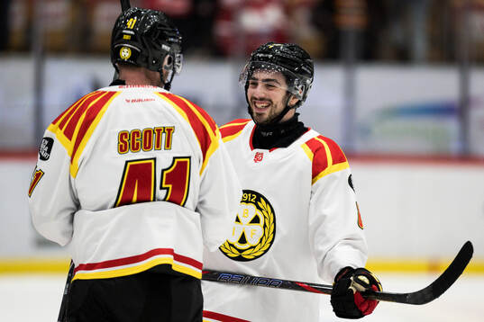 Brynäs Bobby Trivigno jublar