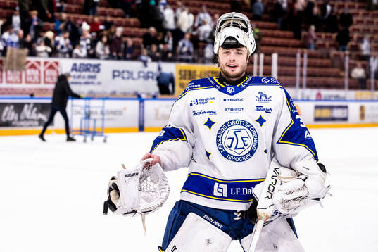 Leksands målvakt Filip Larsson jublar