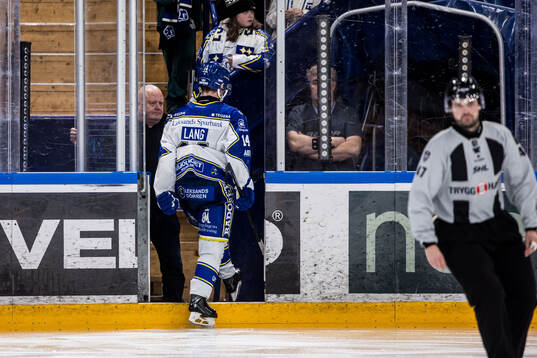 Leksands Oskar Lang lämnar isen