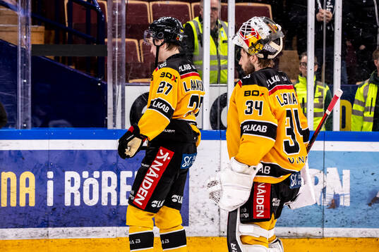 Luleås Oskari Laaksonen och målvakt Joel Lassinantti
