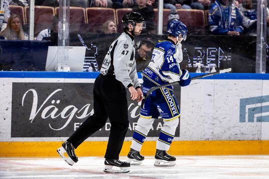Leksands Oskar Lang lämnar isen