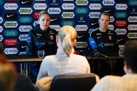 Head coach Gemma Grainger and Ada Hegerberg of the