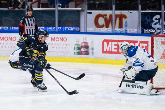 Södertäljes Henrik Eriksson och Karlskogas målvakt Måns