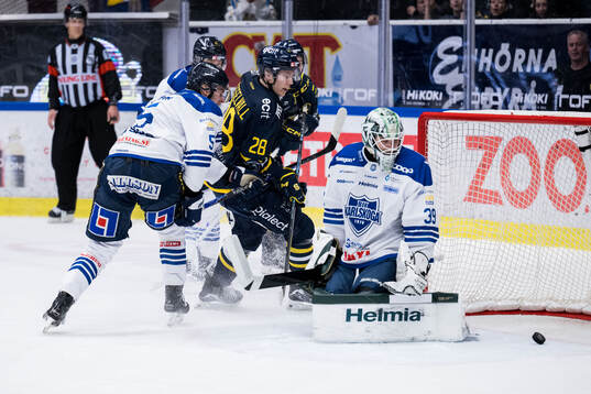 Karlskogas Jonatan Lundgren och målvakt Måns Goos