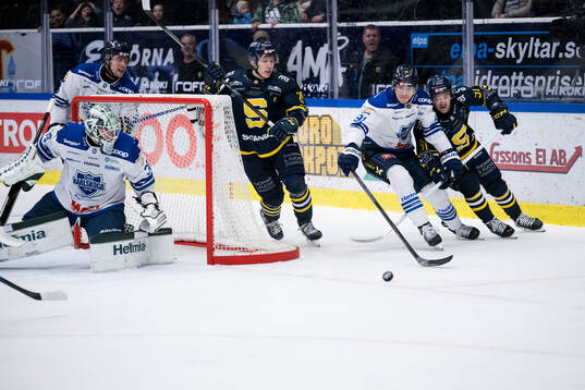 Karlskogas målvakt Måns Goos och Tim Barkemo och
