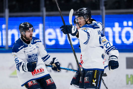Karlskogas Gustaf Franzén och Tim Barkemo jublar