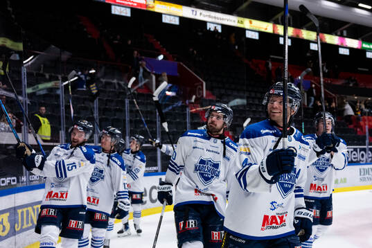 Karlskogas Alexander Leandersson jublar med lagkamrater