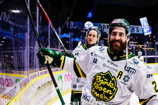 Björklövens Mathew Maione jublar med lagkamrater