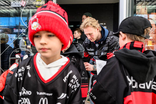 Malmö Redhawks Thomas Berg Paulsen skriver autografer