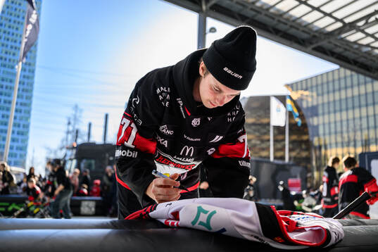 Malmö Redhawks Isac Nilsson skriver autografer