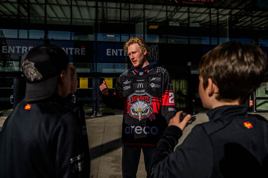 Malmö Redhawks Thomas Berg Paulsen pratar med besökare