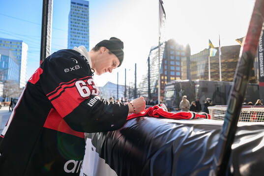 Malmö Redhawks Fredrik Händemark skriver autografer