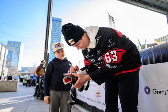 Malmö Redhawks Fredrik Händemark skriver autografer
