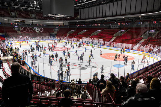 Besökare åker skridsko inne i Malmö Arena