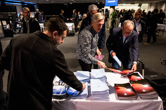 Medlemmar tar årsmöteshandlingar