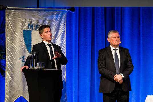 Ekonomichef Nicklas Wigren och avgående ordförande Anders